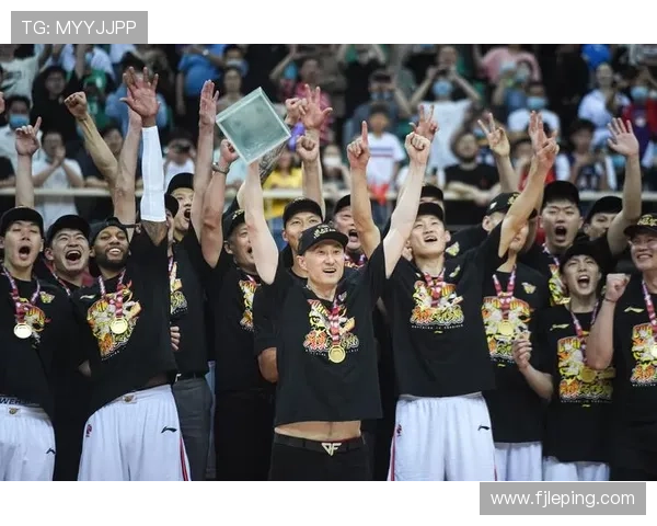 CBA联赛新赛季开幕战激烈上演 广东男篮逆袭上海队成功登顶